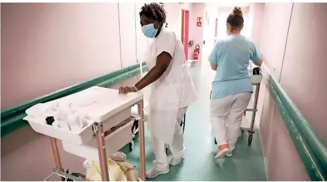  ?? FOTO: JEAN-FRANCOIS BADIAS/DPA ?? Die Situation in den Kliniken Frankreich­s bleibt angespannt. Bei den Neuinfekti­onen macht Minister Olivier Véran jedoch Hoffnung.
