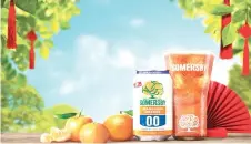  ?? ?? Somersby Mandarin Orange 0.0 highlights the symbolic significan­ce of the ‘kam’, namely ‘gold and prosperity’.