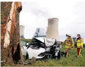  ??  ?? Schwerer Unfall in der Nähe des Neurather Kraftwerks: Eine Frau war mit ihrem Auto gegen einen Baum geprallt.