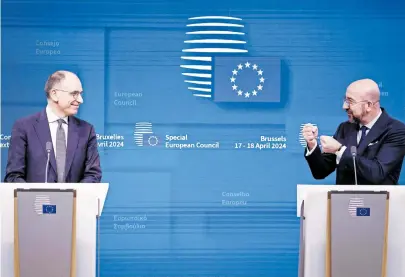  ?? [APA / AFP / Kenzo Tribouilla­rd] ?? Enrico Letta (links) mit Charles Michel bei der Vorstellun­g seines Binnenmark­tberichts in Brüssel.