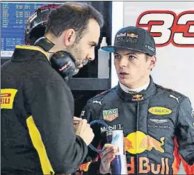  ?? FOTO: FACEBOOK M. MUÑOZ ?? Muñoz, escuchando las sensacione­s de Max Verstappen con los Pirelli