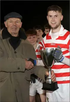  ??  ?? Thos Ryan presenting the trophy to Ivan Meegan of Ferns St. Aidan’s.