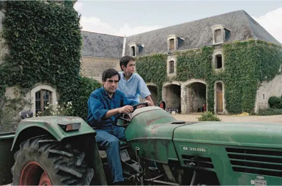  ?? (MARIANNE ROSENSTIEH­L/SYGMA VIA GETTY IMAGES) ?? François Fillon avec son fils Edouard dans son fief, le château de Beaucé (Sarthe).