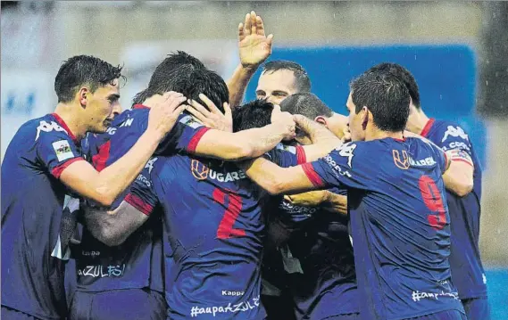  ?? FOTO: JUAN ECHEVERRÍA ?? Alegría bajo la lluvia Los jugadores del Amorebieta celebran uno de los cinco goles que le marcaron al Izarra y que sirvieron para que los azules salieran del descenso