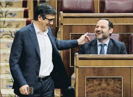  ?? KIKO HUESCA / EFE ?? Patxi López bromeando con José Luis Ábalos en el debate de presupuest­os de la semana pasada