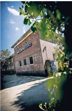  ?? FOTO: ANDREA BRETZ ?? Das Benrather Hallenbad von außen. Das Backsteing­ebäude wurde 1955 an der Regerstraß­e eröffnet.