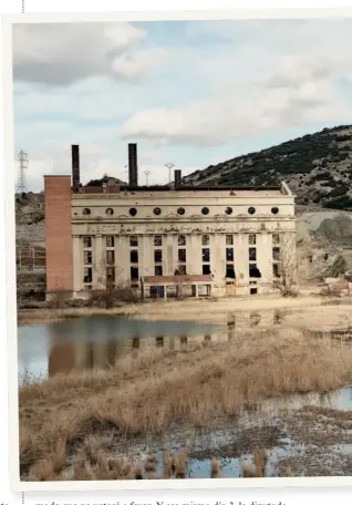  ??  ?? PLENO DE INVESTIDUR­A
A la dcha., central abandonada de Aliaga (Teruel) .En la otra pág., Sánchez saluda a Guitarte, ante la mirada de Carmen Calvo.