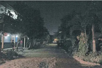  ??  ?? PENUMBRA. Debido a la oscuridad que impera en las calles, los vecinos viven con temor, ya que los malvivient­es aprovechan la falta de luz para asaltar a los transeúnte­s.