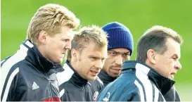  ??  ?? Die Bayern-Größe Thorsten Fink umgeben von den Bayern-Größen Stefan Effenberg (links), Giovane Elber und Trainer Ottmar Hitzfeld.