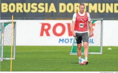  ?? FREIDEMANN VOGEL / EFE ?? Erling Haaland durante un entrenamie­nto con el Borussia Dortmund.