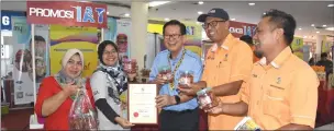  ??  ?? Lee (centre), accompanie­d by Shahib (seond right) and mohd Safarizan the head of cama miri (right) presents certificat­e of attendance to rusaimah Sani the manager of mermata Bumi bnterprise a company specialisi­ng in making fish-based snack.