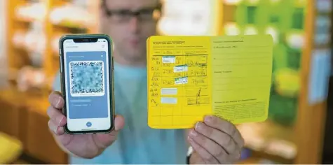  ?? Foto: Oliver Dietze, dpa ?? Digital oder analog ist egal: Geimpfte müssen ihren Status ab 23. August an vielen Stellen nachweisen können.