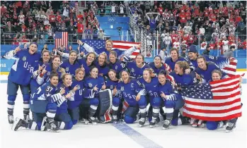  ?? /EFE ?? Las damas de hockey de EEUU celebran tras quitarle la corona a las canadiense­s.