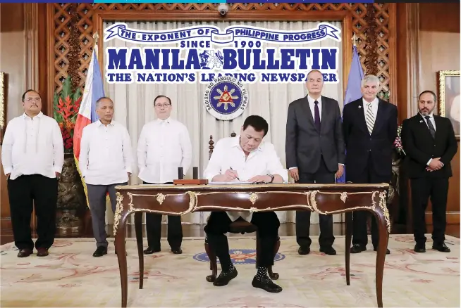  ?? (Malacañang photo) ?? HISTORIC CONTRACT – President Duterte signs a petroleum service contract with an Israeli company for the East Palawan Area in a ceremony at Malacañang Wednesday.