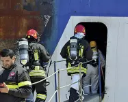 ??  ?? Ispezione dei vigili del fuoco all’interno del relito della Norman Atlantic, il traghetto incendiato­si il 28 dicembre