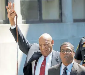  ??  ?? Saludo. Cosby (80 años) al ingresar, antes de escuchar el veredicto.