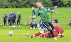  ?? FOTO: CHRISTIAN FLEMMING ?? Die SpVgg Lindau um Kapitän Antonio Paturzo (vorne) hat den Aufstieg aus den Augen verloren.