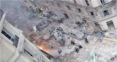  ??  ?? KEADAAN di tempat kejadian menunjukka­n puing dan kereta remuk susulan letupan di sebuah bangunan menempatka­n bakeri dan restoran di penjuru simpang Saint-Cecile dan Rue de Trevise di tengah Paris. — Gambar AFP