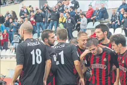  ?? FOTO: V. LLURBA ?? El Reus, segundo de LaLiga 1/2/3 Le arrebató al Lugo la plaza de ascenso directo en el partido que les enfrentó este pasado sábado