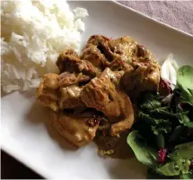  ??  ?? Kyckling är en lättlagad råvara – här som gryta med ris och sallad till!