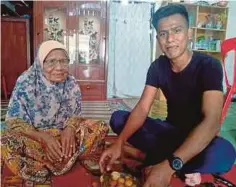  ??  ?? HAFIZI bersama neneknya, Gayah di rumah mereka di Kampung Guar Syed Alwi, semalam.