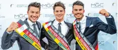  ?? Foto: Jens Büttner, dpa ?? Dominik Bruntner (Mitte) jubelt als „Mister Germany 2017“mit dem zweitplatz­ierten Dustin Jobst (rechts) und Géraud Bergemann auf Platz drei.