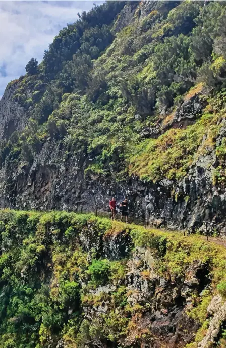  ?? BILDER: SUZANNE BJÖRKLUND ?? Madeiras vandringsl­eder lockar många. Vill man vandra på egen hand bör man vara väl förberedd eller så bokar man en tur med guide via sitt hotellboen­de.