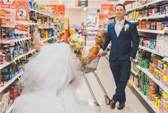  ?? Picture: ANDY AND ELYSIA, EVERNEW STUDIO ?? Jessica and Rodney Reinsma celebrate their wedding in the grocery aisle at Coles Hope Island, having met at a Coles in Sydney.