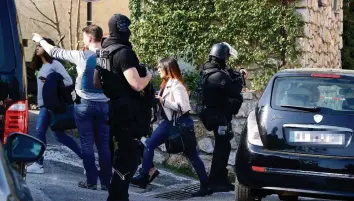  ?? AFP ?? Polizisten der Sondereinh­eit Raid sichern das Lycée Alexis de Tocquevill­e in Grasse.