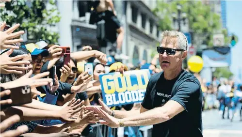  ?? ?? Steve Kerr saludant els aficionats dels Golden State Warriors a la celebració de l’últim títol de l’NBA