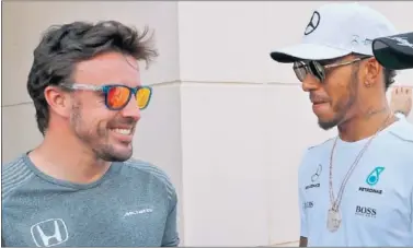  ??  ?? ELOGIOS. Hamilton halagó a Alonso a pesar de la tensa relación que mantuviero­n en su época en McLaren.