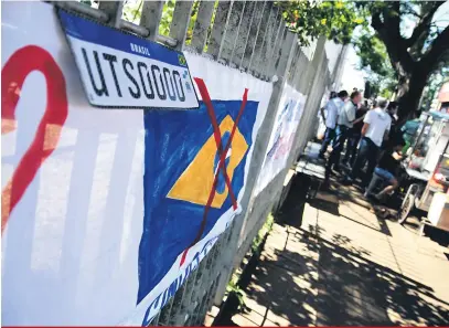  ?? Gina Mardones ?? Em Londrina, os despachant­es se reuniram em frente à sede do Detran-PR na Vila Yara