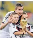  ?? FOTO: AP ?? WM-Rekordtors­chütze Miroslav Klose mit Kindern und Pokal.