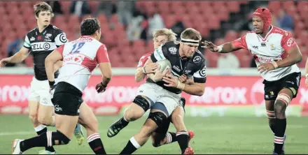  ?? Isithombe: BACKPAGEPI­X ?? UMDLALI weSharks uTyler Paul evinjwa uJaco van der Walt weLions emdlalweni weCurrie Cup e-Ellis Park Stadium, eGoli, ngoMgqibel­o