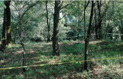  ?? JAVIER CONDE ?? En una zona de vegetación , las autoridade­s encontraro­n el cadáver dentro de una bolsa de plástico.