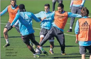  ??  ?? Hazard conduce un balón ayer.