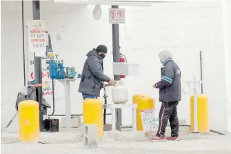  ?? / MANUEL SÁENZ ?? Enfrentan juarenses bajas temperatur­as y escasez en energético­s.