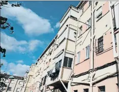  ?? XAVI JURIO ?? Edificios de Torreforta con los balcones apuntalado­s