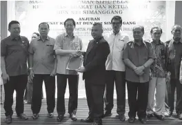  ??  ?? HARDEN (empat kiri) menyampaik­an sijil lantikan ketua masyarakat kepada salah seorang ketua masyarakat pada majlis itu.