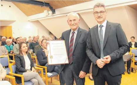  ?? FOTO: JENNIFER KUHLMANN ?? Hohentenge­ns Bürgermeis­ter Peter Rainer (r.) überreicht Hermann Brendle die Urkunde zu seiner Ernennung zum Ehrenbürge­r der Gemeinde.