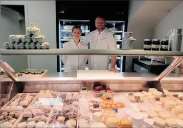  ??  ?? Anne et Clément Rouzaud tout sourire dans leur fromagerie toute neuve