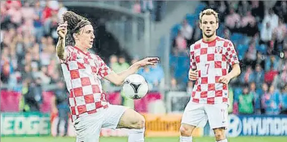  ??  ?? Mordi y Rakitic lideraron la goleada de Croacia ante Grecia, que a expensas de lo que ocurra el domingo en El Pireo acerca a los balcánicos a su quinto Mundial