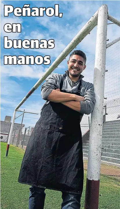  ?? (RAMIRO PEREYRA) ?? La tiene clara. El delantal de cocinero y el arco de Argentino Peñarol, las pasiones de Dino Oliva.