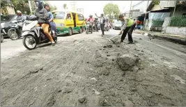  ?? BOY SLAMET/JAWA POS ?? TAK BERTANGGUN­G JAWAB: Ceceran lumpur di Jalan Diponegoro membuat arus kendaraan terhambat.