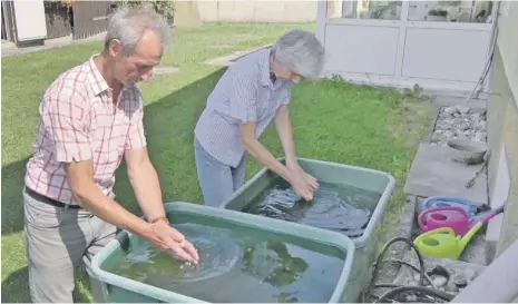  ?? FOTO: JAN SCHARPENBE­RG ?? Manfred und Erika Oelhaf gehen zum Händewasch­en an die Regentonne­n, weil ihr Trinkwasse­rbrunnen fast ausgetrock­net ist.