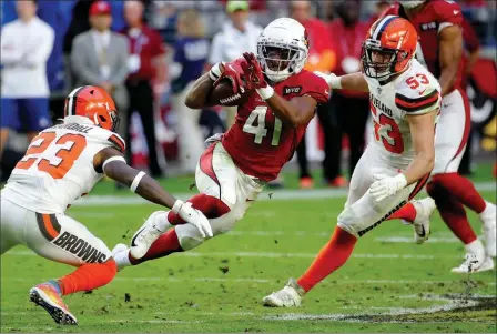  ?? ASSOCIATED PRESS ?? ARIZONA CARDINALS RUNNING BACK KENYAN DRAKE (41) tries to elude Cleveland Browns free safety Damarious Randall (23) and middle linebacker Joe Schobert (53) during the second half of Sunday’s game in Glendale.