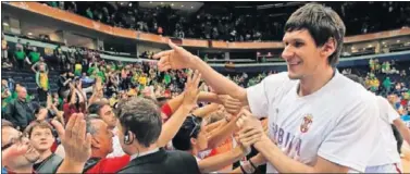  ??  ?? LA TORRE. Boban Marjanovic (2,22 metros), con seguidores de Serbia en un pasado Eurobasket.