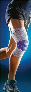  ??  ?? Die GenuTrain-Bandage lindert Schmerzen und stabilisie­rt das Knie bei Bewegung.