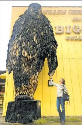  ?? Kelsey Ray ?? LAURA KRANTZ holds hands with a giant Bigfoot statue in Willow Creek, Calif.