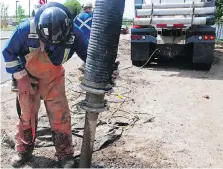  ?? ELIZABETH MCSHEFFREY/FILES ?? A Badger operator uses a hydrovac to find gas and power lines in Grande Prairie.